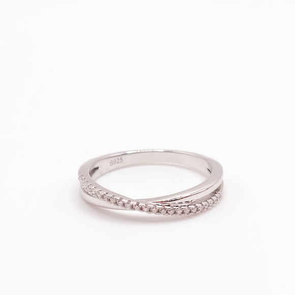 0.33ct Moissanite Shimmering Band - Picture 8 of 9